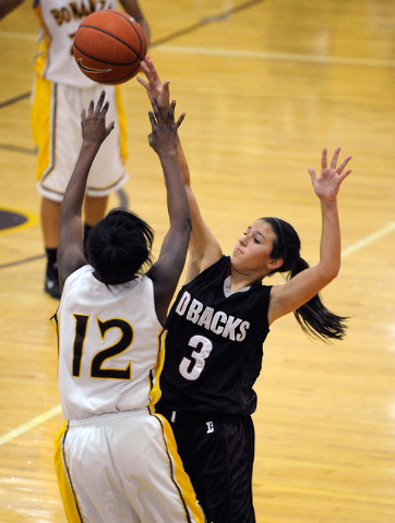 Desert Oasis’s Mikala Kirby (3) defends Bonanza’s Acacia Wiliams on Wednesday. ( ...