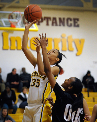 Bonanza’s Alexis Harris (35) shoots over Desert Oasis’ KePatriot Simpson on Wedn ...