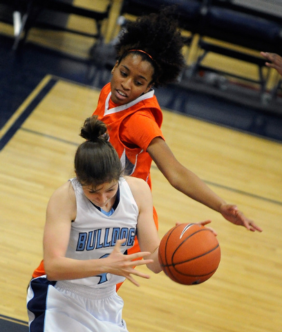 Bishop Gorman’s Alaysia Robinson defends Centennial’s Ioana Ganeva on Thurs. Bis ...