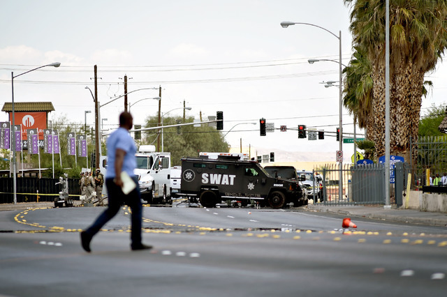 Las Vegas police stand guard during a barricade situation at the Siegel Suites along Twain Avenue near Swenson Street Monday, June 13, 2016, in Las Vegas. (David Becker/Las Vegas Review-Journal Fo ...