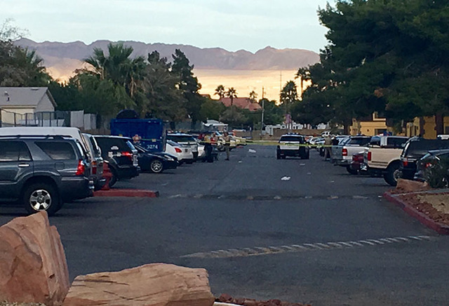 Las Vegas police investigate the scene at Siegel Suites, 4823 Boulder Highway (Natalie Bruzda/Las Vegas Review-Journal)