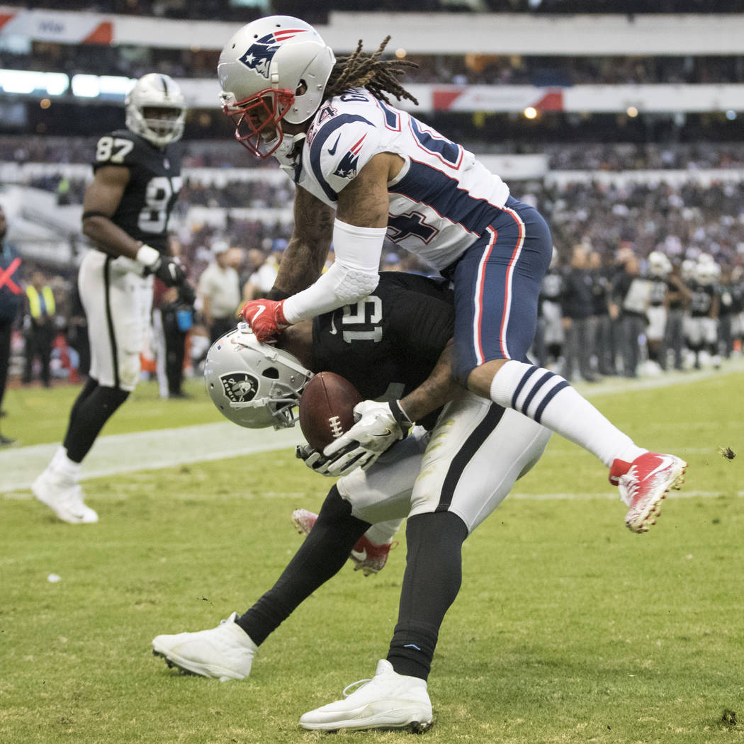Oakland Raiders wide receiver Michael Crabtree (15) makes a catch for a 2-point conversion against New England Patriots cornerback Stephon Gilmore (24) in the NFL football game at Estadio Azteca i ...
