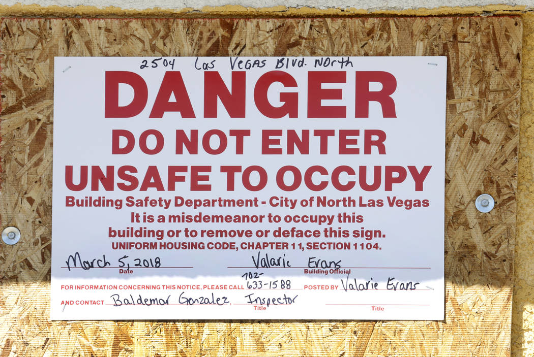 A notice posted outside Las Haciendas Apartments at 2504 Las Vegas Blvd. North on Monday, March 5, 2018. Twenty-five families were evicted from their apartments. Bizuayehu Tesfaye/Las Vegas Review ...
