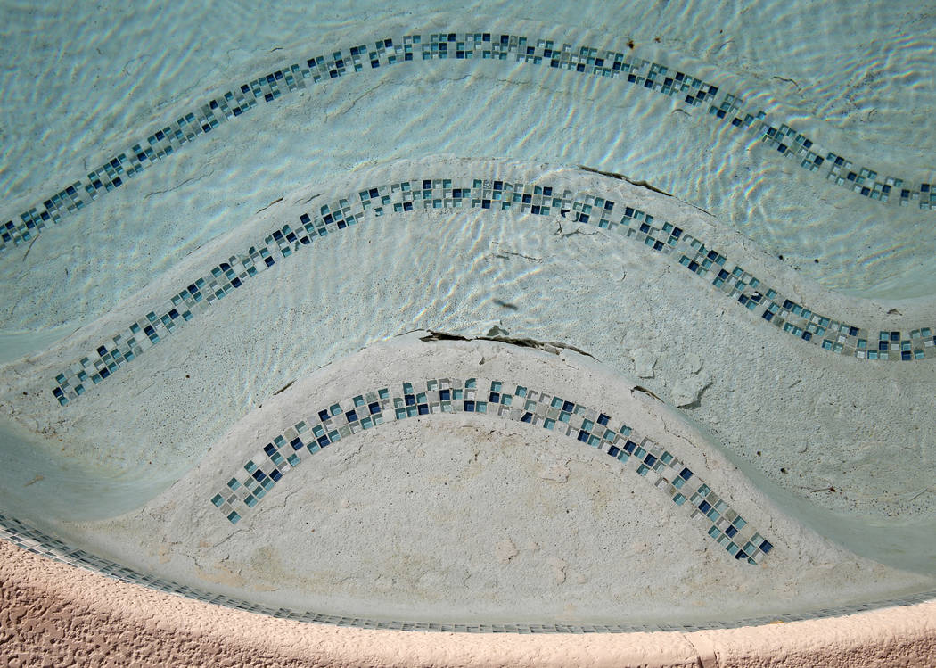 Cracked pool steps in a Las Vegas homeowners pool. (K.M. Cannon/Las Vegas Review-Journal) @KMCannonPhoto