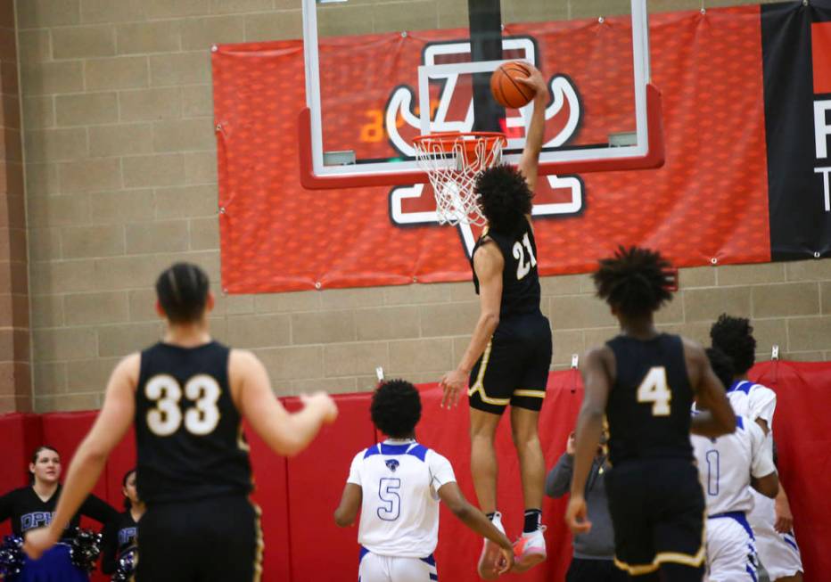 Clark's Jalen Hill (21) dunks in front of Desert Pines' Malik Brooks (5) during the first half of a Class 4A state boys basketball quarterfinal game at Arbor View High School in Las Vegas on Wedne ...