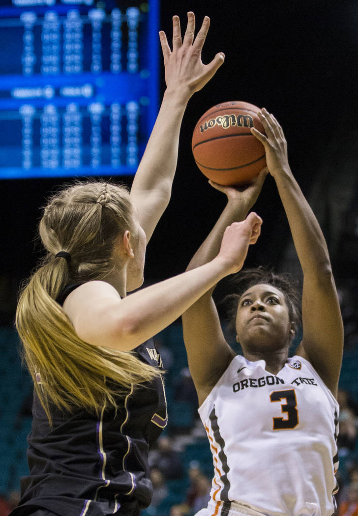 Oregon State junior guard Madison Washington (3), a Las Vegas native and Bishop Gorman graduate, shoots a jump shot over Washington forward Darcy Rees (53) in the second quarter during the Beavers ...