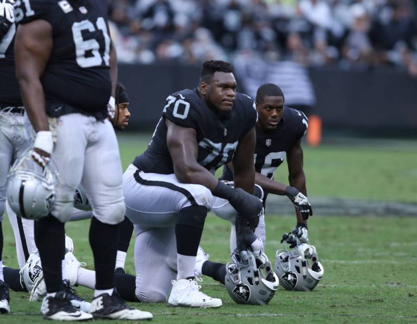 Oakland Raiders offensive guard Kelechi Osemele (70), wide receiver Johnny Holton (16) kneel. Heidi Fang Las Vegas Review-Journal @HeidiFang