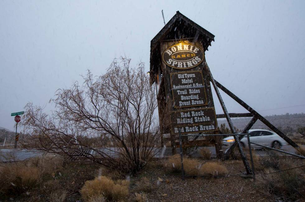 Snow falls around the entrance to Bonnie Springs outside of Las Vegas on Wednesday, Feb. 20, 2019. (Chase Stevens/Las Vegas Review-Journal) @csstevensphoto