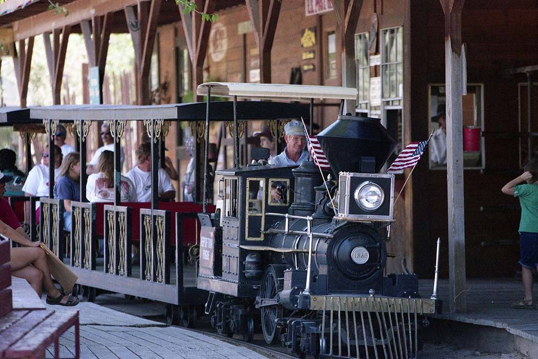 A train shuttles visitors for free from the parking lot to Bonnie Springs' Old Nevada town in August 1997. (Las Vegas Review-Journal file)