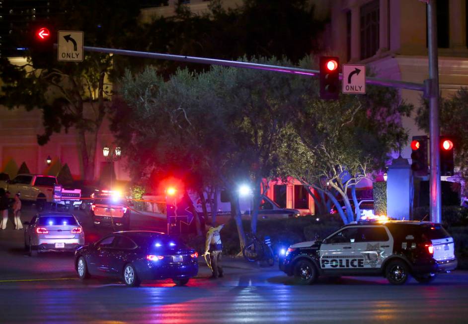 Las Vegas police officers investigate outside of the north valet at the Bellagio after police fired at a robbery suspect in Las Vegas on Friday, March 15, 2019. (Chase Stevens/Las Vegas Review-Jou ...