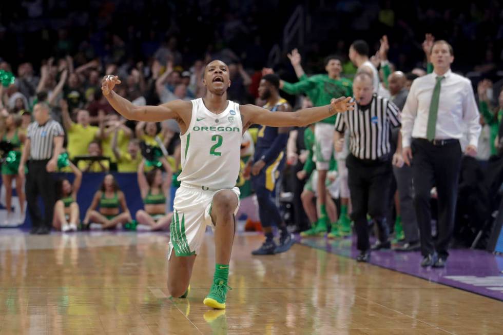 Oregon forward Louis King celebrates after scoring against UC Irvine during the second half of ...