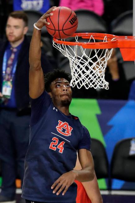 Auburn's Anfernee McLemore (24) dunks during a practice session for the semifinals of the Final ...