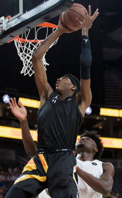 Alonzo Gaffney (11) drives past Isaiah Stewart (33) in the first half during the Jordan Brand C ...