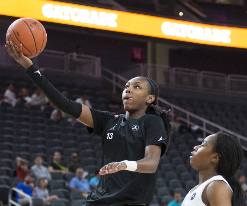 Jordan Horston (13) drives past Charisma Osborne (20) in the second quarter during the Jordan ...