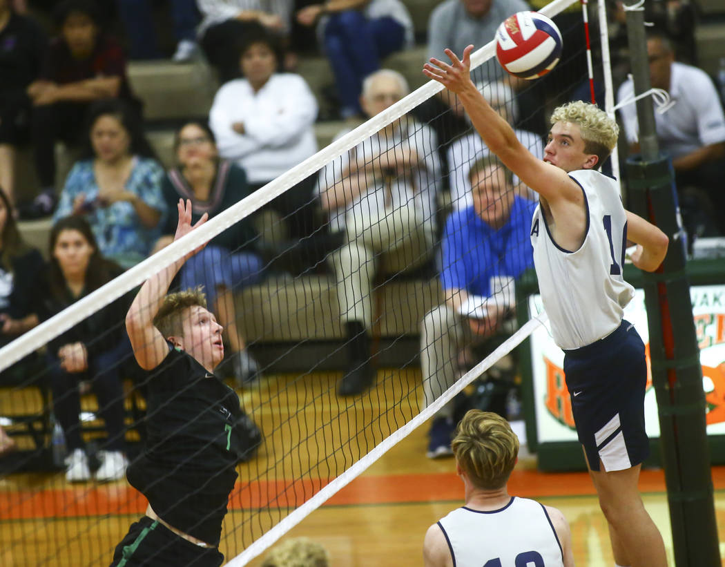 Palo Verde's Andrew Tingey (7) sends the ball past Coronado's Randy Cowles (10) during the Clas ...