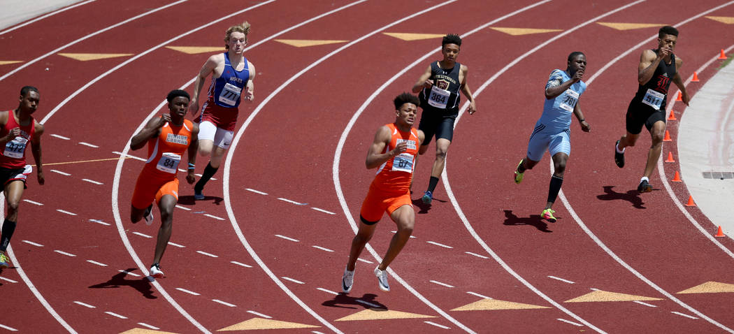 Rome Odunze Bishop Gorman, center, on his way to winning 200 meters with a time of 21.25 second ...