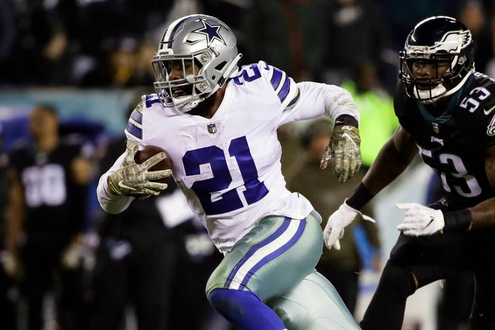 Dallas Cowboys running back Ezekiel Elliott (21) runs against the Philadelphia Eagles on Nov. 1 ...