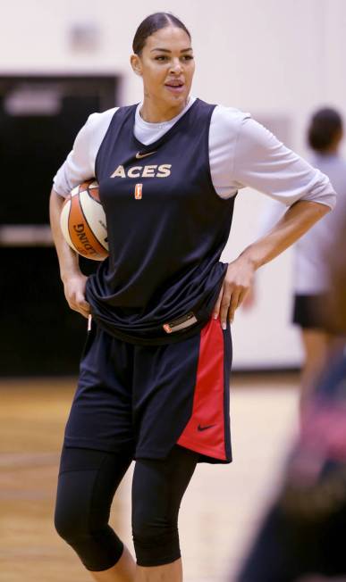 La centro de las Aces, Liz Cambage, durante la práctica en el Cox Pavilion en Las Vegas el mar ...