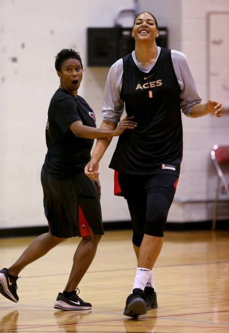 La centro de las Aces, Liz Cambage, durante la práctica en el Cox Pavilion en Las Vegas el mar ...