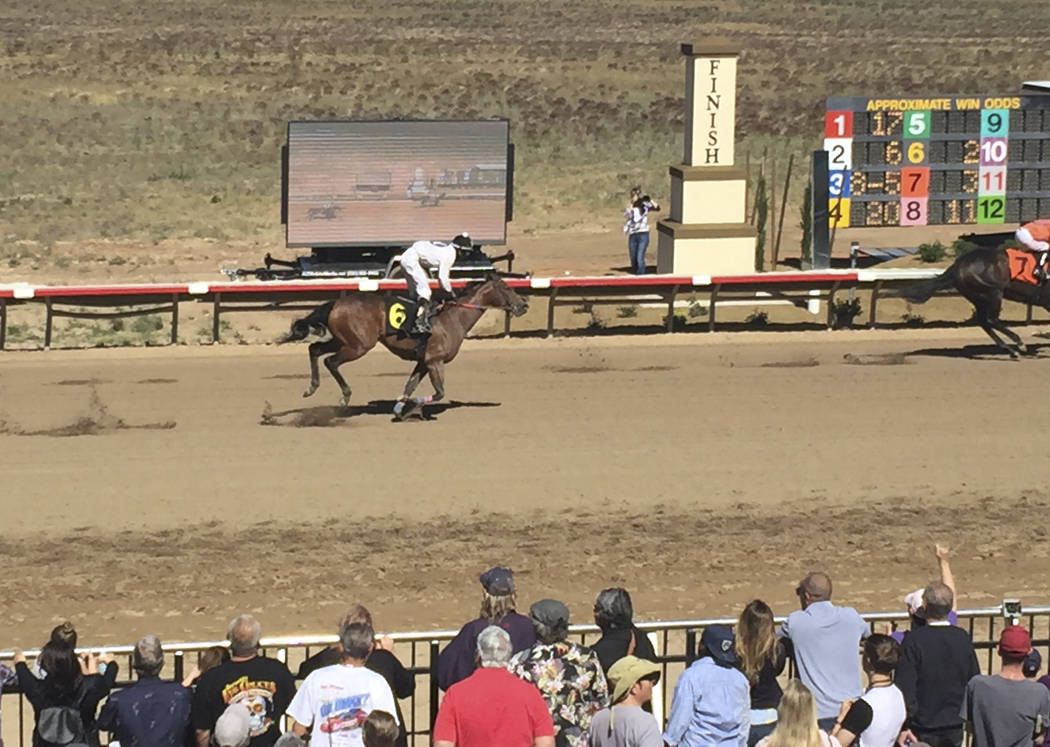Horses race down the track at Arizona Downs in Prescott Valley, AZ, May 25, 2019. (Mike Brunker ...