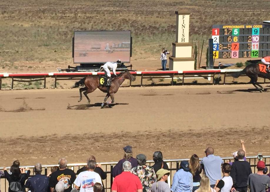 Horses race down the track at Arizona Downs in Prescott Valley, AZ, May 25, 2019. (Mike Brunker ...