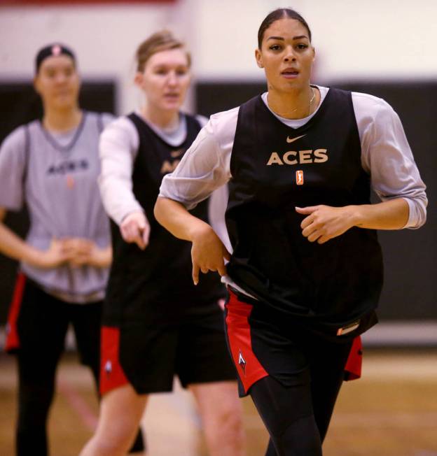 La centro de las Aces, Liz Cambage, centro, con Carolyn Swords, a la izquierda, y Dearica Hamby ...