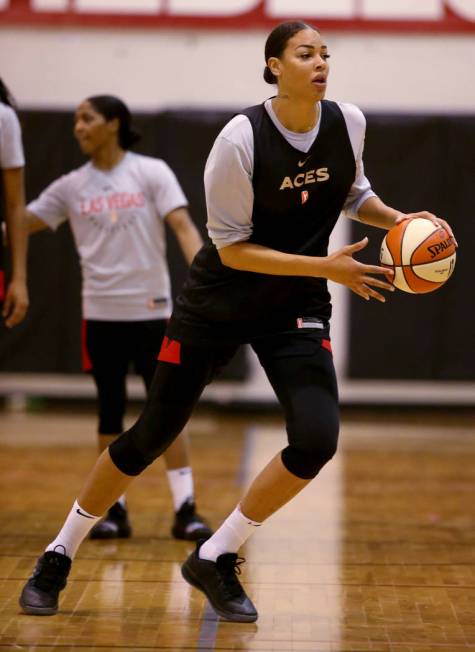 La centro de las Aces, Liz Cambage, durante la práctica en el Cox Pavilion en Las Vegas el mar ...