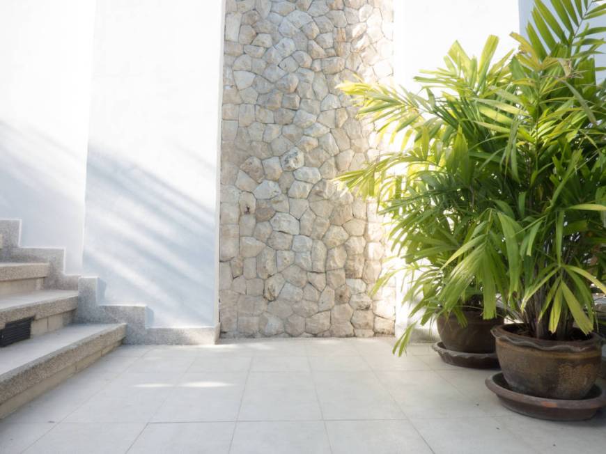 A floor-to-ceiling stone accent niche breaks up the white walls. (Getty Images)