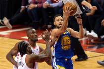 Toronto Raptors forward Kawhi Leonard (2) defends against Golden State Warriors guard Stephen C ...