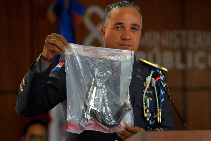 The director of the National Police, General Ney Aldrin Bautista Almonte shows the weapon that ...