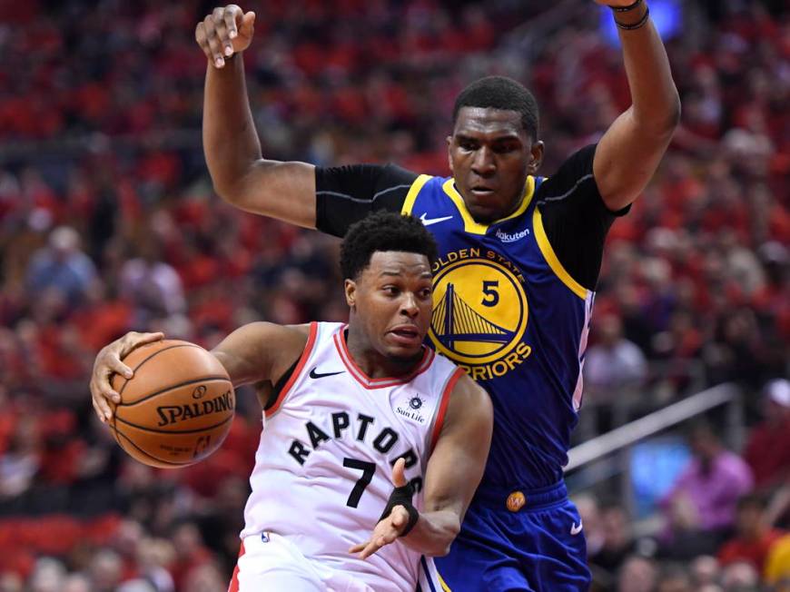 Toronto Raptors guard Kyle Lowry (7) handles the ball under pressure from Golden State Warriors ...