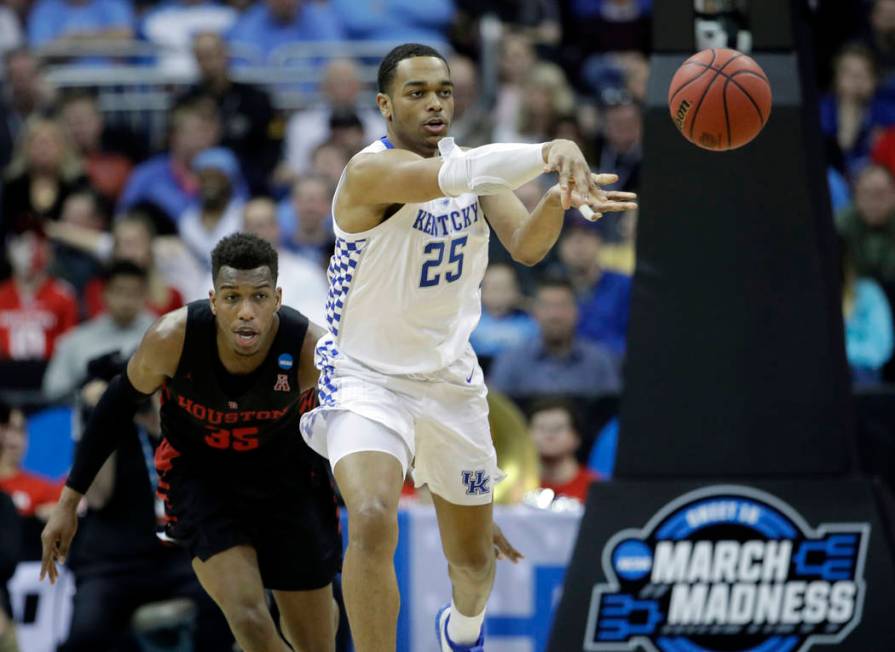 Kentucky's PJ Washington (25) passes as Houston's Fabian White Jr. gives chase during the secon ...