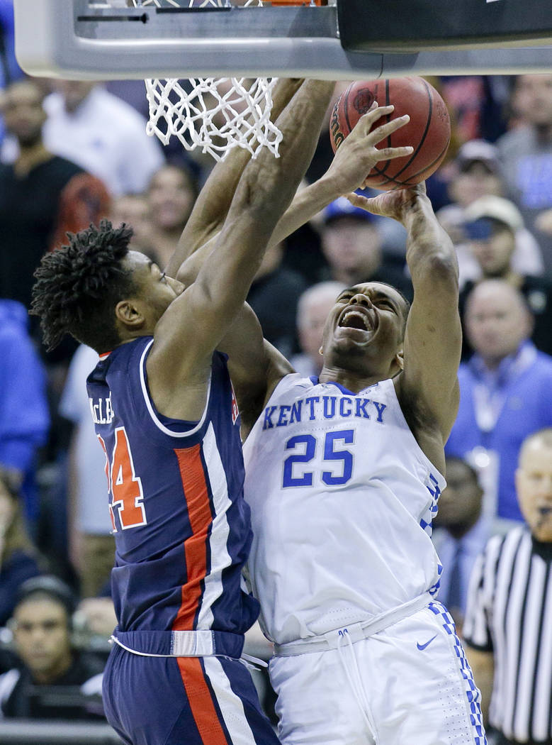 Kentucky's PJ Washington (25) heads to the basket as Auburn's Anfernee McLemore (24) defends du ...