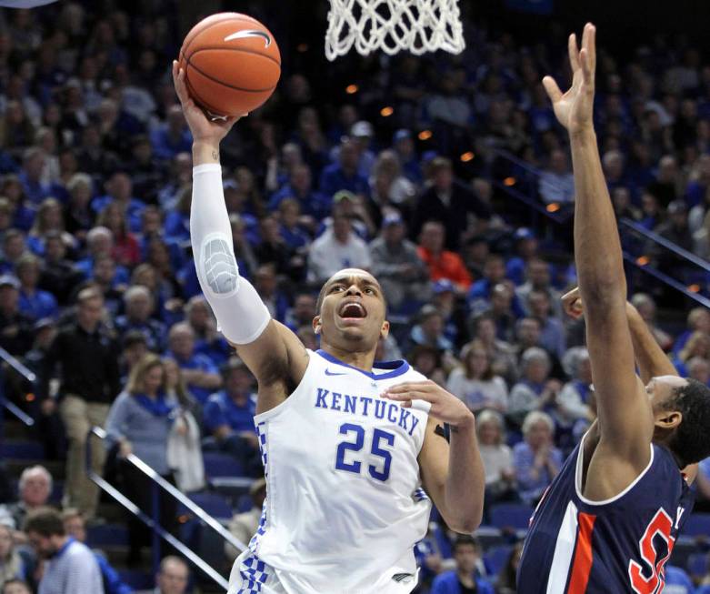 Kentucky's P.J. Washington (25) shoots past Auburn's Austin Wiley during the second half of an ...