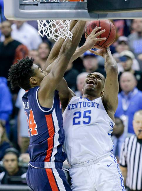 Kentucky's P.J. Washington (25) heads to the basket as Auburn's Anfernee McLemore (24) defends ...