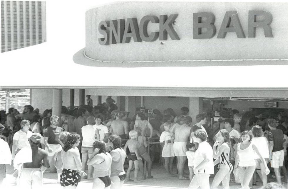 Wet 'n Wild attendees line up at the snack bar in 1986. (Gary Thompson/Las Vegas Review-Journal)