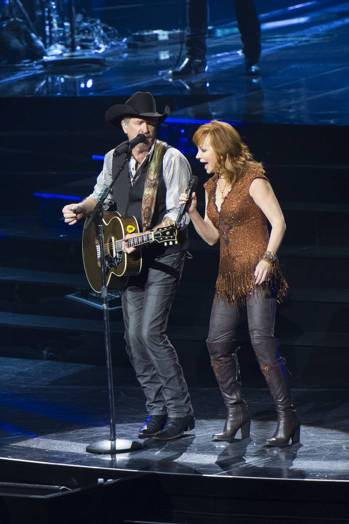 Reba McEntire y Brooks & Dunn se presentan juntos en The Colosseum en Caesars Palace en Las Veg ...