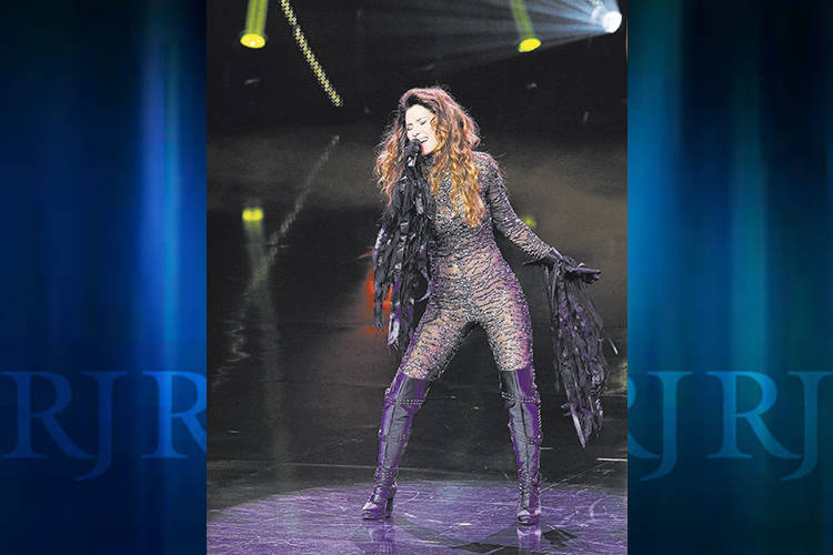 Shania Twain is keeping fans waiting again. But at least they have both a present and past tens ...