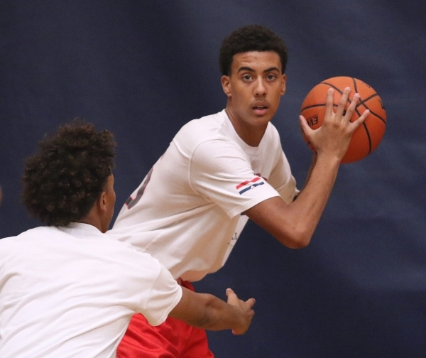 Greg Floyd Jr., right, is guarded by Capri Uzan during a Las Vegas Knicks basketball practic ...