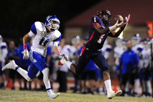 Coronado Cougars wide receiver Da Qu‘an Davis (1) catches a pass for a first down as G ...