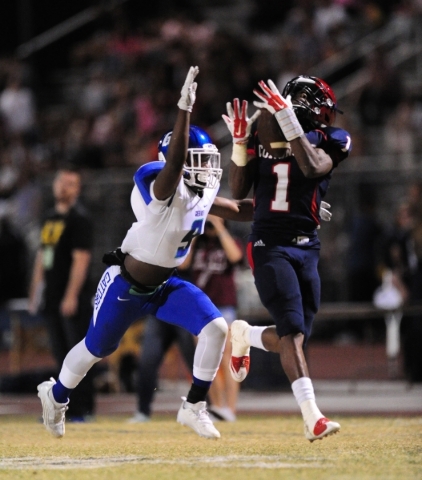 Coronado Cougars defensive back Da Qu‘an Davis (1) catches a pass for a first down as ...