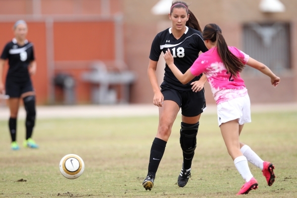 Palo Verde‘s Jadyn Nogues (18) makes a pass against Legacy in their girls‘s socc ...