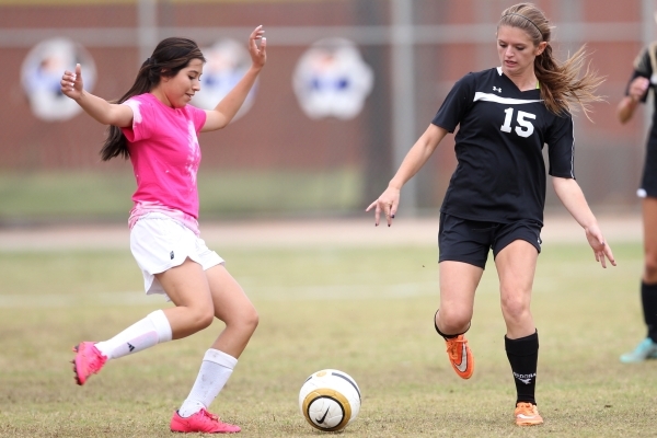 Palo Verde‘s Alex Roberto (15), right, fights for ball possession against Legacy in th ...