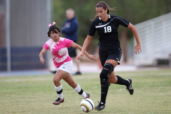 Palo Verde‘s Jadyn Nogues (18) runs with possession of the ball against Legacy in thei ...