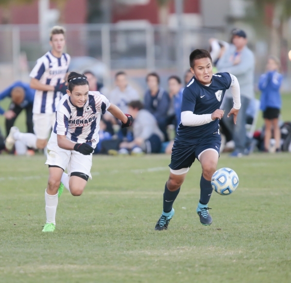 Coronado‘s Preston Judd (10), left, and Foothill‘s Kapono Maruyama (3) sprint a ...