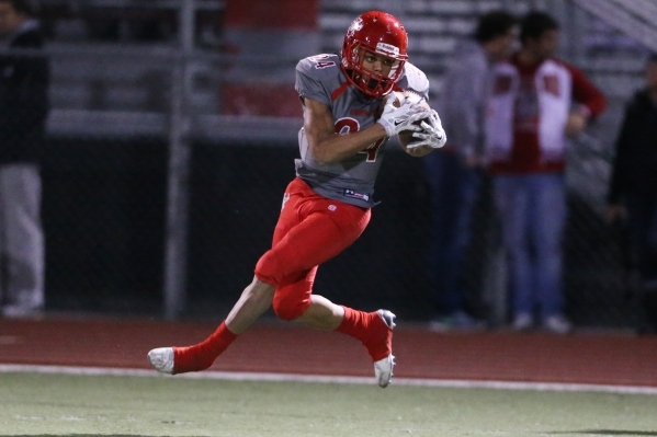 Arbor View‘s Curtis Jones (24) makes a catch against Desert Oasis in the Sunset Region ...