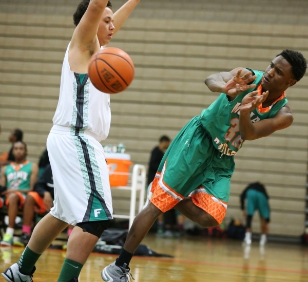 Mojave‘s Absalon Williams (32) makes a pass against Churchill County in their boy&lsqu ...