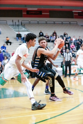 Sierra Vista junior Chris McCoy (23), center, readies for a pass while Mojave senior Daryl A ...