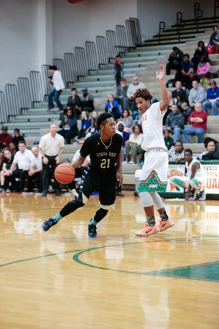 Sierra Vista senior Marshall Fowler (21) works his way around Mojave junior Tyreon Ward (5) ...