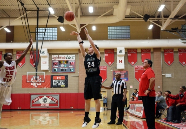 Palo Verde‘­s Ryan Vogelei, center, shoots the ball over Arbor View‘s Jarrod Burks, ...